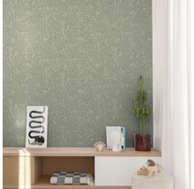 Wohnraum mit Tapete mit Waldmotiv, bestehend aus Bäumen, Hirschen und Pflanzen