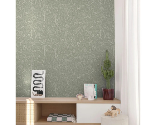 Wohnraum mit Tapete mit Waldmotiv, bestehend aus Bäumen, Hirschen und Pflanzen