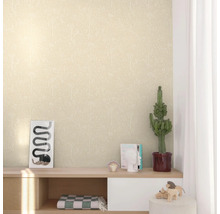 Pièce lumineuse avec papier peint à motifs, commode, objets de décoration et cactus