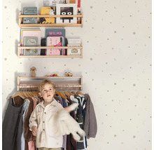 Chambre d'enfant avec étagères à livres, portant à vêtements et papier peint à étoiles
