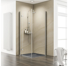 Cabine de douche avec parois en verre et robinetterie de douche dans une salle de bain lumineuse