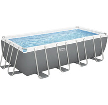 Piscine tubulaire rectangulaire Bestway en acier remplie d'eau.