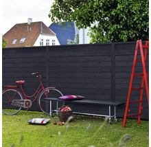 Scène avec clôture en bois, banc, vélo et échelle dans le jardin