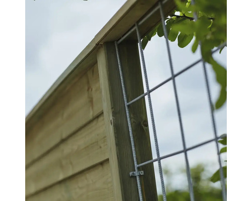 Vue détaillée d'une clôture en bois avec treillis