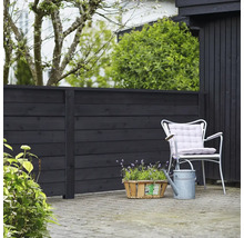 Scène de jardin avec clôture en bois, chaise de jardin, panier de fleurs et arrosoir