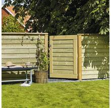 Clôture en bois avec portillon de jardin ouvert, banc et plante sur pelouse