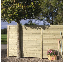 Clôture en bois avec arbre, panier de fleurs et outils de jardin à l'extérieur