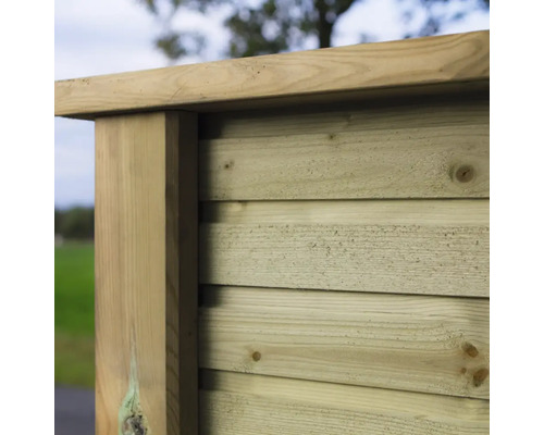 Vue détaillée d'une construction en bois avec assemblage rainure et languette