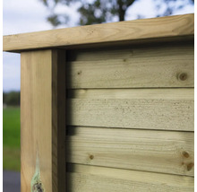 Vue détaillée d'une construction en bois avec des planches horizontales