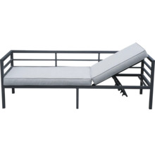 Gartenliege mit verstellbarer Rückenlehne und Polsterauflage