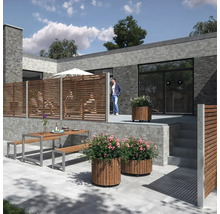 Terrasse avec éléments en bois, jardinières et coin salon devant une maison moderne