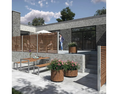 Terrasse avec éléments en bois, jardinières et coin salon devant une maison moderne