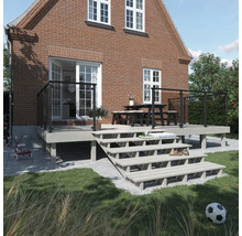Terrasse avec escalier et ensemble de table devant une maison