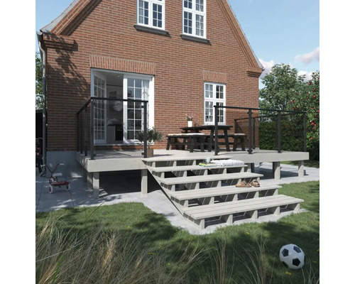 Terrasse avec escalier et ensemble de table devant une maison