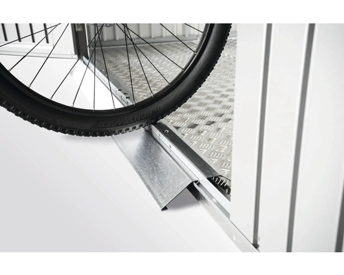 Vélo sur une rampe dans une remorque