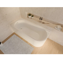 Vue de dessus d'une salle de bains avec baignoire, tapis de bain et espace de rangement