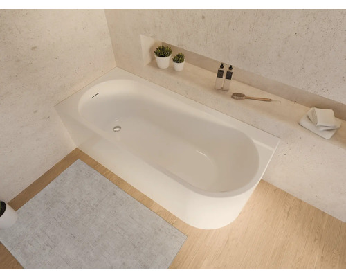 Vue de dessus d'une salle de bains avec baignoire, tapis de bain et espace de rangement