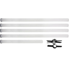 Cinq frites de piscine en mousse avec deux connecteurs assortis.