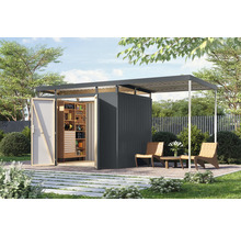Scène de jardin avec abri de jardin, étagère et coin salon sur la terrasse