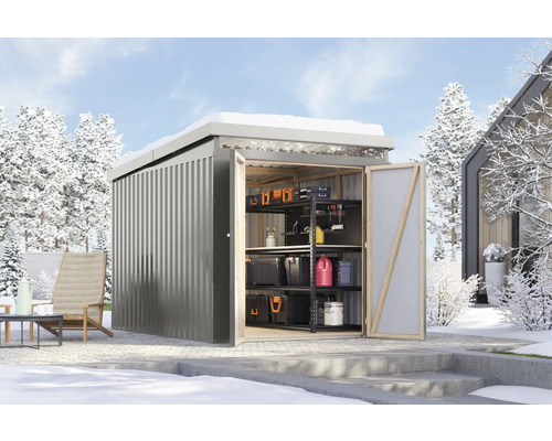 Metallgerätehaus mit Regalen im Wintergarten