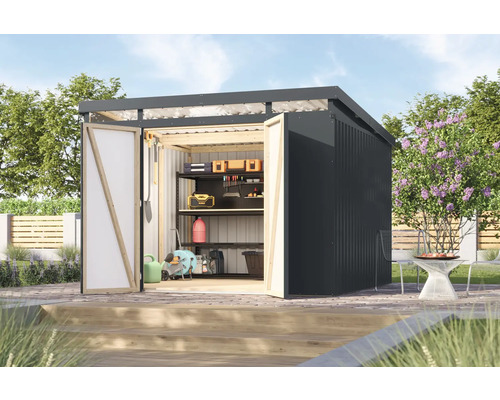Abri de jardin en métal avec portes ouvertes et outils sur l'étagère