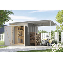 Scène de jardin avec remise à outils, étagère à bois et tracteur de jardin