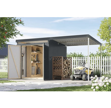 Scène de jardin avec abri de jardin, étagère à bois, bois et tracteur de pelouse