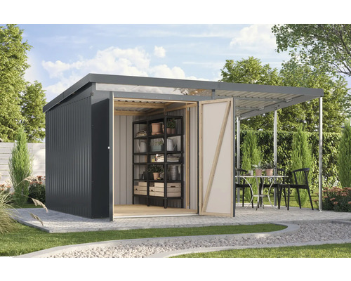 Abri de jardin avec étagères et coin salon extérieur sur une pelouse.