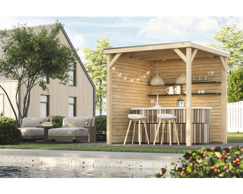 Tonnelle de jardin en bois avec bar, tabourets de bar et meubles de salon à côté d'une piscine