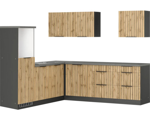 Gartenküche mit Spüle, Schränken und Regalen aus Holz und Metall