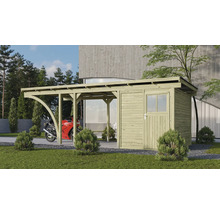 Holzcarport mit angrenzendem Abstellraum und einem Motorrad darunter in einem Garten
