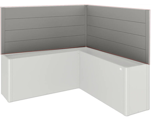 Eckbadewanne mit grauer Wandverkleidung