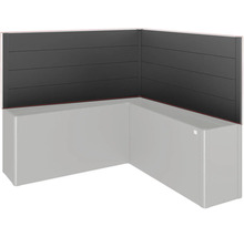 Eckbadewanne mit schwarzer Wandverkleidung