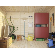 Gartenhaus Innenansicht mit Schubkarre, Rechen, Leiter und Aufbewahrungsschrank