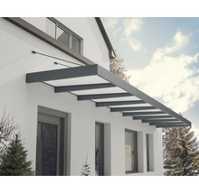 Modernes Terrassendach aus grauem Aluminium mit lichtdurchlässigen Paneelen und Zugstangen an einer hellen Hauswand über Fenstern montiert.