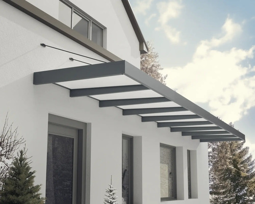 Modernes Terrassendach aus grauem Aluminium mit lichtdurchlässigen Paneelen und Zugstangen an einer hellen Hauswand über Fenstern montiert.