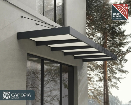 Modernes anthrazitfarbenes Vordach Canopia by Palram mit Hitzeschutztechnologie an einer Fassade über einer Tür montiert. Canopia by Palram Logo.