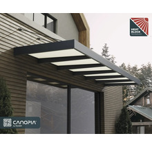 Modernes Vordach mit dunkelgrauem Aluminiumrahmen und hitzeabweisenden Paneelen an einer Holzfassade über einer Glastür. Canopia by Palram Logo.
