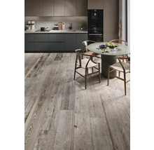 Moderne Küche mit Holzbodenfliesen und Esstisch