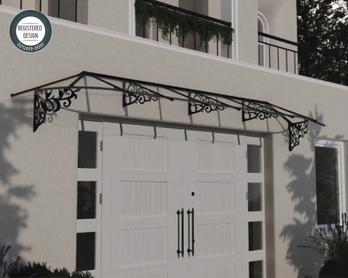 Klassisches Türvordach mit verzierten Metallhalterungen über einer weißen Doppeltür an einer hellen Hausfassade. Eingetragenes Design.