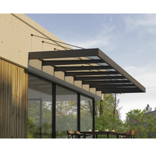 Toit de terrasse moderne en verre et métal sombre monté sur une façade avec revêtement en bois au dessus de la terrasse avec sièges.