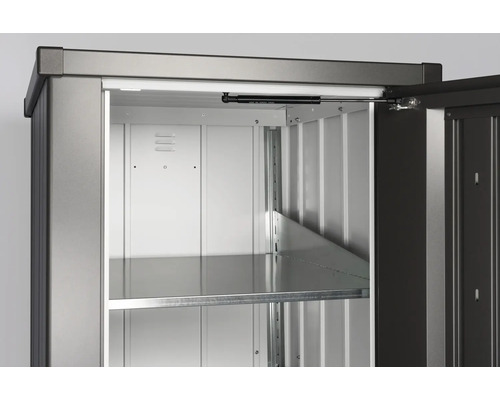 Innenansicht eines Metallgerätehauses mit Regalböden