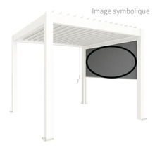 Pergola blanche autoportante avec store enrouleur faisant office de pare-vue