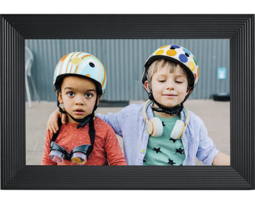 Digitaler Bilderrahmen mit Foto von zwei Kindern mit Helmen