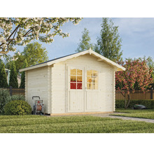 Holzgartenhaus mit Fenstern, Gartenschlauchwagen und Rasenmähroboter in einem Garten