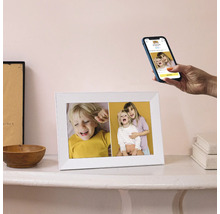 Digitaler Fotorahmen mit hochgeladenen Fotos von einem Smartphone