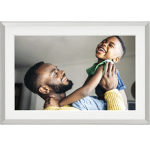 Gerahmtes Foto eines Vaters, der mit seinem Sohn lacht