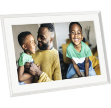 Ein weißer Bilderrahmen mit einem Foto eines Vaters und seines Sohnes.