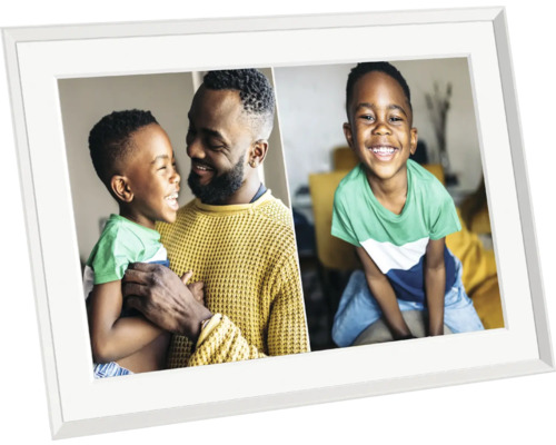 Ein weißer Bilderrahmen mit einem Foto eines Vaters und seines Sohnes.