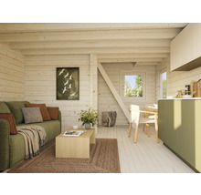 Intérieur d'un salon avec murs en bois, canapé, table et kitchenette